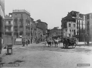La muralla de Sant Domènec en la confluència amb la plaça de Valldaura. A l'esquerra, el carrer del Cos; a la dreta, el final de carrer d'Urgell. Atès que la casa Fornells (Morros), que s'edificaria en el xamfrà del carrer d'Urgell i la Muralla, encara no estava construïda, deduïm que la fotografia fou obtinguda abans de l'any 1910.
Procedència: Arxiu Comarcal del Bages