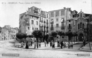 Plaça de Valldaura. Fins l'any 1872, la placeta de Valldaura conservà part de la muralla de la ciutat, la qual va ser enderrocada en aquell període, juntament amb l'antiga església construïda l'any 1.500. A primers de segle XX s'inicià la construcció d'un altre temple en l'actual ubicació.
Procedència: Arxiu Jaume Pons i Agulló.