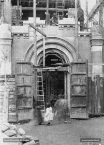 Instantània de l'església de la Mare de Déu de la Consolació, inaugurada el 1900 i avui desapareguda, la qual es va edificar just al davant del lloc on hi havia l'antiga capella de Valldaura. La fotografia correspon al moment de la seva construcció. A nivell arquitectònic, pertany a l'estil neogòtic, molt usual a l'època. Després de la guerra, aquesta església seria ocupada pels pares Caputxins, els quals l'any 1959 feren bastir una església de majors dimensions, és a dir, l'actual parròquia de la Mercè. 
Procedència: Col·lecció Ramon Cornet i Arboix (Fotografia de Lluís Cornet i Vivar)