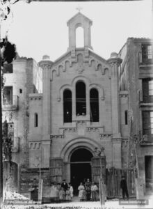 Instantània de l'església de la Mare de Déu de la Consolació, inaugurada el 1900 i avui desapareguda, la qual es va edificar just al davant del lloc on hi havia l'antiga capella de Valldaura. La fotografia correspon al moment de la seva construcció. A nivell arquitectònic, pertany a l'estil neogòtic, molt usual a l'època. Després de la guerra, aquesta església seria ocupada pels pares Caputxins, els quals l'any 1959 feren bastir una església de majors dimensions, és a dir, l'actual parròquia de la Mercè. 
Procedència: Col·lecció Ramon Cornet i Arboix (Fotografia de Lluís Cornet i Vivar)