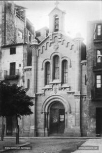 Instantània de l'església de la Mare de Déu de la Consolació, inaugurada el 1900 i avui desapareguda, la qual es va edificar just al davant del lloc on hi havia l'antiga capella de Valldaura. La fotografia correspon al moment de la seva construcció. A nivell arquitectònic, pertany a l'estil neogòtic, molt usual a l'època. Després de la guerra, aquesta església seria ocupada pels pares Caputxins, els quals l'any 1959 feren bastir una església de majors dimensions, és a dir, l'actual parròquia de la Mercè.
Procedència: Arxiu Francesc Villegas i Martínez.