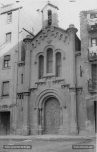  Instantània de l'església de la Mare de Déu de la Consolació, inaugurada el 1900 i avui desapareguda, la qual es va edificar just al davant del lloc on hi havia l'antiga capella de Valldaura. La fotografia correspon al moment de la seva construcció. A nivell arquitectònic, pertany a l'estil neogòtic, molt usual a l'època. Després de la guerra, aquesta església seria ocupada pels pares Caputxins, els quals l'any 1959 feren bastir una església de majors dimensions, és a dir, l'actual parròquia de la Mercè.
Procedència: Arxiu Llorenç Gamisans i Villaplana (fotografies de Llorenç Gamisans i Miquel Ausió)