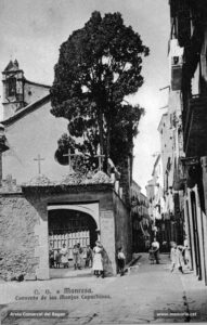 El convent de les Monges Caputxines i el carrer de Talamanca en una imatge de principi del segle XX. Aquest convent, aixecat entre el 1679 i el 1681, patí un important incendi la tarda del 29 de juliol de 1909, en la Setmana Tràgica; de l'efecte de les flames només es mantingueren en peu les parets mestres, però el convent es pogué reconstruir gràcies a les almoines dels benefactors i a una subscripció popular que es féu a la ciutat. Va ser enderrocat l'any 1936.
Procedència: Arxiu Comarcal del Bages