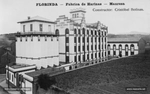 Perspectiva de la fàbrica de farines La Florinda, situada al carrer del Bruc a l'alçada del carrer de les Jorbetes. Aquesta fàbrica fou construïda sota la direcció de l'arquitecte Ignasi Oms i Ponsa a petició de l'empresa Casajuana i Massana, i solemnement inaugurada el 18 de maig de 1913. El nom amb què fou batejada aquesta farinera corresponia al de l'esposa d'un dels socis de l'empresa, Josep Casajuana.
Procedència: Arxiu Jaume Pons i Agulló.