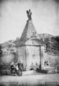 La monumental font de Neptú, situada a l'alçada del Pont Nou, i construïda l'any 1802 en un estil plenament classicista.
Procedència: Arxiu Jaume Pons i Agulló.