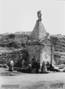 La monumental font de Neptú, situada a l'alçada del Pont Nou, i construïda l'any 1802 en un estil plenament classicista.
Procedència: Arxiu Llorenç Gamisans i Villaplana (fotografies de Llorenç Gamisans i Miquel Ausió)