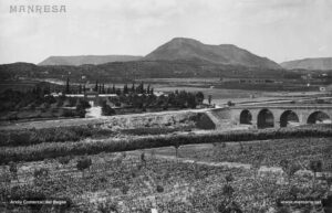 El cementiri i el Pont Nou en una postal del principi de segle XX. Cal parar atenció en la nuesa del paisatge del contorn, que havia acabat de sofrir el flagell de la fil·loxera.
Procedència: Col·lecció Margot Vila i Roca