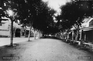 El Passeig a l'alçada del Teatre Nou durant el segon decenni del segle XX. Al costat esquerre destaca el Teatre Nou. Entre el 1906 i el 1930, aquest local funcionà primer com a teatre de sarsuela; durant els anys vint del segle XX, alternava les funcions teatrals amb les sessions cinematogràfiques; i finalment, abans no fou demolit per la companyia telefònica que l'adquirí l'any 1930, també acollí una sala de ball. Aleix Vilaplana comentava l'agradable atmosfera que es respirava al Passeig: «La Rambla de Manresa, niu de cinemes i de cafès temptadors, és el parany de la ciutat. Els incautes hi cauen com a mosques en aquests vespres xafogosos d'estiu. I davant de l'entrada dels establiments temptadors, unes llargues fileres de cadires plenes de gent garlaire i xiroia representen el paper, donen el to de gran ciutat que a la fi va agafant Manresa, de mica en mica, sense ella donar-se'n compte.»
Procedència: Arxiu Llorenç Gamisans i Villaplana (fotografies de Llorenç Gamisans i Miquel Ausió)