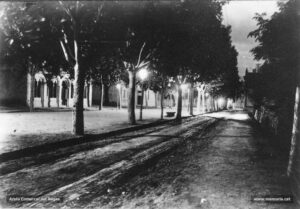 Fotografia de capvespre del passeig de Pere III.
Procedència: Arxiu Comarcal del Bages