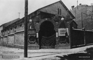 El Teatre Nou, ubicat al Passeig, en una fotografia de l'any 1928. Entre el 1906 i el 1930, aquest local funcionà primer com a teatre de sarsuela; durant els anys vint del segle XX, alternava les funcions teatrals amb les sessions cinematogràfiques; i finalment, abans no fou demolit per la companyia telefònica que l'adquirí l'any 1930, també acollí una sala de ball. Aleix Vilaplana comentava l'agradable atmosfera que es respirava al Passeig: «La Rambla de Manresa, niu de cinemes i de cafès temptadors, és el parany de la ciutat. Els incautes hi cauen com a mosques en aquests vespres xafogosos d'estiu. I davant de l'entrada dels establiments temptadors, unes llarques fileres de cadires plenes de gent garlaire i xiroia representen el paper, donen el to de gran ciutat que a la fi va agafant Manresa, de mica en mica, sense ella donar-se'n compte» .
Procedència: Col·lecció Pere Puig i Vila