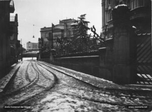 Perspectiva inèdita de l'actual carrer de l'arquitecte Oms en una estampa nevada de final dels anys vint del segle XX. Al fons, la plaça de la Independència amb la casa Torra; a l'esquerra, la casa Lluvià i, a la dreta, el Casino.
Procedència: Arxiu familia Pich i Rosal (fotografíes de Josep M. Rosal i d’Argullol)