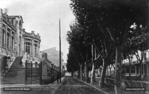 El Casino de Manresa, al Passeig. Aquest egregi edifici modernista fou aixecat a iniciativa de la recent creada societat Casino de Manresa (1906), en un solar de superfície extensa entre el Passeig, l'actual carrer de l'arquitecte Oms i el carrer de Carrió. El projecte de l'obra s'encomanà al prestigiós arquitecte manresà Ignasi Oms i Ponsa. Aquest esdevingué el lloc d'esbarjo de les bones famílies manresanes. L'escriptor Joaquim Amat-Piniella li dedicà una novel·la, "El casino dels senyors", el nom amb què popularment era conegut. Amb tot, els fundadors d'aquesta societat volien a l'agost del 1906 que «fos la casa de tots els manresans desde l'obrer manual al ciutadà potentat».
Procedència: Arxiu Francesc Villegas i Martínez.