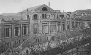 El Casino de Manresa. Aquest egregi edifici modernista fou aixecat a iniciativa de la recent creada societat Casino de Manresa (1906), en un solar de superfície extensa entre el Passeig, l'actual carrer de l'arquitecte Oms i el carrer de Carrió. El projecte de l'obra s'encomanà al prestigiós arquitecte manresà Ignasi Oms i Ponsa. Aquest esdevingué el lloc d'esbarjo de les bones famílies manresanes. L'escriptor Joaquim Amat-Piniella li dedicà una novel·la, "El casino dels senyors", el nom amb què popularment era conegut. Amb tot, els fundadors d'aquesta societat volien a l'agost del 1906 que «fos la casa de tots els manresans desde l'obrer manual al ciutadà potentat».
Procedència: Arxiu Comarcal del Bages