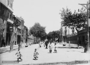 El passeig de Pere III, anomenat també la via Apia manresana, en una estampa del tombant del segle XX, obtinguda des del davant del Teatre Conservatori. El 1891, aquesta ampla artèria urbana va ser inaugurada amb tots els honors: era el senyal inequívoc de la puixança de la burgesia manresana que, sentint-se incòmoda dins l'estretor dels carrers de la ciutat antiga, cercava desassossec i distinció en l'eixample.
Procedència: Arxiu Comarcal del Bages