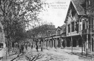 El passeig de Pere III l'any 1922. En primer terme, la sucursal de la Banca Arnús, instal·lada al bonic xalet del número 12. De manera gradual, aquesta via anirà esdevenint l'indret especialitzat en l'àmbit dels serveis, fonamentalment financers, jurídics i d'esbarjo.
Procedència: Arxiu Comarcal del Bages