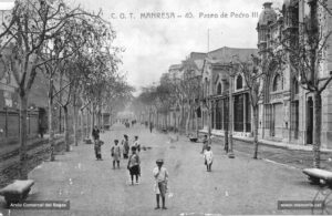 El passeig de Pere III, l'àgora de Manresa en una il·lustració dels anys deu del segle XX. Des de la seva inauguració, el procés d'edificació en ambdós costats fou gradual, i consistí fonamentalment en immobles senyorials de bon gust artístic. L'any 1925 el primer tram del Passeig, des del Teatre Conservatori fins a la fàbrica Lluvià, ja estava completament edificat, llevat d'un petit tram al costat esquerre.
Procedència: Arxiu Comarcal del Bages