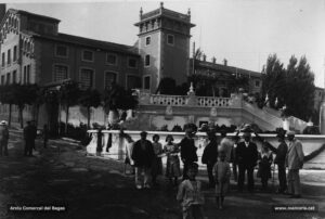 L'actual plaça de Crist Rei, habilitada amb una font lluminosa per festejar la inauguració dels serveis de la cooperativa Manresana d'Electricitat, en la Festa Major de 1912. Al fons, la fàbrica Lluvià. Aquest conjunt fabril va ser bastit a iniciativa dels fabricants vetaires Lluvià i Vidal al costat del torrent dels Predicadors al final dels anys vuitanta del segle XIX. Després de ser ocupat per diferents empreses i ativitats industrials, l'edifici deixà de funcionar l'any 1975. Posteriorment, en el solar que ocupava la fàbrica s'aixecà l'edifici Manresa Centre.
Procedència: Arxiu Comarcal del Bages