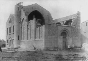 Moment de la construcció de l'església de Sant Josep. Aquest temple, projectat per l'arquitecte Alexandre Soler i March, es va començar a edificar l'any 1903, ben a prop del tossal dels Rajolers o d'en Pau Sabater, seguint la tendència neogòtica que tant s'estilava a l'època. El propietari, Manuel Ignasi Vallès i Pons, va cedir gratuïtament els terrenys per a l'aixecament de l'església, la qual fou sufragada amb els fons obtinguts amb la campanya popular que organitzà mossèn Josep Vidal. L'església va ser beneïda l'any 1913, i quaranta-dos anys més tard esdevingé parròquia.
Procedència: Arxiu Comarcal del Bages