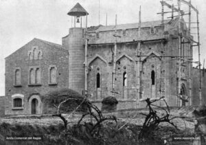 Moment de la construcció de l'església de Sant Josep. Aquest temple, projectat per l'arquitecte Alexandre Soler i March, es va començar a edificar l'any 1903, ben a prop del tossal dels Rajolers o d'en Pau Sabater, seguint la tendència neogòtica que tant s'estilava a l'època. El propietari, Manuel Ignasi Vallès i Pons, va cedir gratuïtament els terrenys per a l'aixecament de l'església, la qual fou sufragada amb els fons obtinguts amb la campanya popular que organitzà mossèn Josep Vidal. L'església va ser beneïda l'any 1913, i quaranta-dos anys més tard esdevingé parròquia.
Procedència: Arxiu Comarcal del Bages