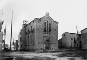 L'església de Sant Josep. Aquest temple, projectat per l'arquitecte Alexandre Soler i March, es va començar a edificar l'any 1903, ben a prop del tossal dels Rajolers o d'en Pau Sabater, seguint la tendència neogòtica que tant s'estilava a l'època. El propietari, Manuel Ignasi Vallès i Pons, va cedir gratuïtament els terrenys per a l'aixecament de l'església, la qual fou sufragada amb els fons obtinguts amb la campanya popular que organitzà mossèn Josep Vidal. L'església va ser beneïda l'any 1913, i quaranta-dos anys més tard esdevingé parròquia.Procedència: Arxiu Francesc Villegas i Martínez.