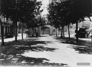 L'inici del segon tram del passeig de Pere III, des de l'actual plaça de Crist Rei (al fons de la imatge) fins a l'actual plaça d'Espanya, al començament dels anys trenta del segle XX. Al darrere, la façana del Teatre Kursaal. Des de principi de segle, el torrent dels Predicadors ja havia estat cobert, però en aquests moments encara no estava enllestida la seva total urbanització.
Procedència: Arxiu Jaume Pons i Agulló.