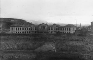 Fotografia de la façana posterior del Grup Escolar (l'actual Institut Lluís de Peguera).
Procedència: Arxiu Comarcal del Bages