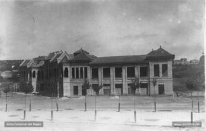 Fotografia del Grup Escolar (l'actual l'Institut Lluís de Peguera).
Procedència: Arxiu Comarcal del Bages