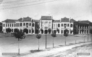 Façana  del Grup Escolar (l'actual Institut Lluís de Peguera).
Procedència: Arxiu Comarcal del Bages