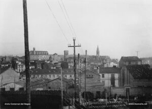 Les cases del carrer del Canonge Montanyà amb la fàbrica Perera i el transformador elèctric en una perspetiva de la segona dècada del segle XX. La fotografia va ser presa des de més amunt del pas de vianants que travessava la via del carrilet al carrer del Bruc, al darrere d'on actualment hi ha l'Escola Renaixença. Des d'aquest sector s'observen al fons i a mà esquerra l'església del Carme i la caserna, la cúpula de la Casa de cultura de la Caixa de Pensions, l'església de Sant Pere Màrtir al mig i, a la dreta, la basílica de la Seu.
Procedència: Col·lecció Josep Huerta i Muntalà