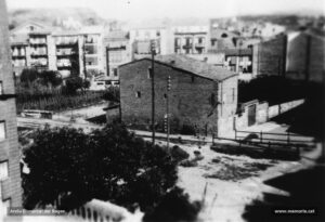 La via del carrilet a l'alçada del carrer del Bruc, cantonada amb el carrer de Saclosa, en una fotografia dels anys trenta del segle passat. Al centre, una de les poques cases de pagès (cal Xeco) que el creixement urbà no ha engolit i que encara romanen en peu. Més enllà, les cases del carrer de Carrió. Aquesta perspectiva és contemplada des de l'angle corresponent al xamfrà entre el carrer de Saclosa i el carrer del Bruc, en l'edifici on actualment hi ha les oficines del Reial Automòbil Club de Catalunya. Aquest sector va ser urbanitzat en el decurs dels anys vuitanta del segle XIX, quan l'antic camí del Pujolet es convertí en carrer i se'l batejà amb el nom del frare carmelità Romeu Saclosa.
Procedència: Col·lecció Agnès Majó (Casa Xeco)