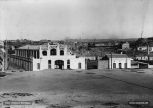 Àmplia perspectiva de la foneria de ferro Ubach l'any  1925. Havia estat inaugurada feia poc en uns terrenys industrials camí de l'Escorxador, entre l'actual carrer de Barcelona i el carrer de Sarret i Arbós. Al darrere de la fàbrica, s'endevina el pati inferior de l'Institut Lluís de Peguera. Actualment la seva seu es troba al polígon de Bufalvent.
Procedència: Col·lecció família Ubach