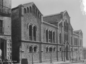 Vista del Col·legi dels Infants, regentada per les monges Carmelites de la Caritat, poc després de ser inaugurada per la Festa Major de 1901. L'edifici va ser dissenyat per l'arquitecte manresà Ignasi Oms i Ponsa el 1901, si bé no va ser enllestit fins l'any 1911 (la part que dóna al carrer dels Infants) en l'indret on des de principi del segle XVII hi havia un asil per a noies òrfenes. Actualment està ocupat per dependències municipals.
Procedència: Arxiu Comarcal del Bages