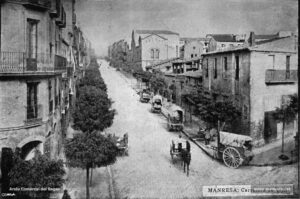 La carretera de Vic vista des de la muralla del Carme l'any 1917. Aquesta via constituí un dels eixos de creixement urbanístic de la ciutat, i esdevingué un indret de localització d'establiments de serveis i de comerços a l'engròs. 
Procedència: Arxiu Comarcal del Bages