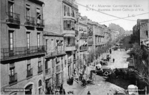 La carretera de Vic pels volts de l'any 1923. A les tradicionals tartanes i carros, s'hi han afegit els primers automòbils que ja feia temps que havien començat a circular pels carrers de la ciutat.
Procedència: Arxiu Comarcal del Bages