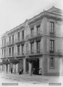 Façana principal de l'antiga ferreteria Armengou a principi de segle XX. Aquest edifici modernista va ser projectat per Ignasi Oms i Ponsa, i construït l'any 1899 en dues fases. Primer es va bastir el magatzem de ferreteria, i després s'aixecaren les plantes destinades al nou domicili familiar, després que els Armengou es mudessin del carrer de Sobrerroca.
Procedència: Col·lecció Ramon Cornet i Arboix (Fotografia de Lluís Cornet i Vivar)