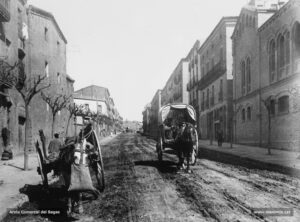 Perspectiva de la carretera de Vic a l'alçada del Col·legi dels Infants, abans de ser pavimentada. El fang era fins els anys trenta del segle XX una de les principals preocupacions dels vianants, fastiguejats perquè els dies de pluja se'ls embrutaven les botes i s'esquitxaven els vestits. Aureli Comas, en un article periodístic del 1925, sentenciava: «Els carros que entren a la ciutat en dies de pluja, duen les rodes cobertes de fang, el qual escampen pels carrers, i així els automòbils avui tan nombrosos, els camions feixucs...Els transitants, trepitjant-lo, duen el fang per tot arreu allò on us pogueu pensar, empastifant totes les lloses dels carrers en poca estona, cobrint els adoquinats amb mantell llefiscós, esborrant llur fesomia.» 
Procedència: Arxiu Comarcal del Bages