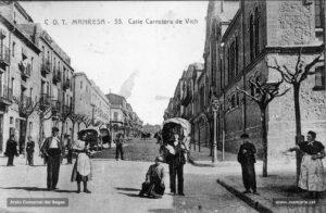 Un altre detall de la carretera de Vic a l'alçada del Col·legi dels Infants en una estampa del primer decenni del segle XX. Vianants i veïns aprofiten l'avinentesa per fotografiar-se per a la posteritat.
Procedència: Arxiu Comarcal del Bages