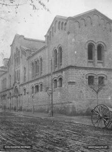 Vista del Col·legi dels Infants, regentat per les monges Carmelites de la Caritat, poc després de ser inaugurat per la Festa Major de 1901. L'edifici va ser dissenyat per l'arquitecte manresà Ignasi Oms i Ponsa el 1901, si bé no va ser enllestit fins l'any 1911 (la part que dóna al carrer dels Infants) en l'indret on des de principi del segle XVII hi havia un asil per a noies òrfenes. Actualment està ocupat per dependències municipals.
Procedència: Arxiu Comarcal del Bages