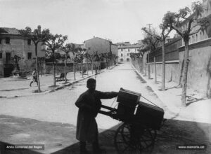 L'actual carrer de la Verge de l'Alba, la plaça de Cots i, a la dreta, l'establiment benèfic de Casa Caritat, en una fotografia de les acaballes del segle XIX. Aquest sector esdevingué un nou espai urbanitzat l'any 1891, com a derivació d'un conveni subscrit pel Patronat de Casa Caritat i l'Ajuntament. Segons aquest conveni, el primer es comprometia a cedir gratuïtament els terrenys amb la condició que fossin destinats a plaça pública. Malgrat que dos anys més tard es realitzà el concurs públic per empedrar la plaça, aquesta, tal com evidencia la fotografia, encara no s'havia pavimentat.
Procedència: Arxiu Comarcal del Bages