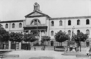 Detall de la façana principal de l'edifici de Casa Caritat. Aquest establiment benèfic va ser aixecat l'any 1859 per iniciativa del prohom manresà Francesc Cots i Argullol. El 1881 la seva filla, Pilar Cots, financià la construcció de l'església tal com la coneixem actualment. Al marge de la seva funció com a asil (les sales foren ampliades el 1887), l'edifici també encabí des del 1870 un col·legi comandat per les Germanes Carmelites de la Caritat, les quals tingueren cura d'educar les filles de les famílies benestants manresanes, si bé també acollien algunes nenes de les classes humils.
Procedència: Arxiu Jaume Pons i Agulló.