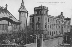 La Casa Caritat i el xalet contigu en una estampa de principi de segle XX. Al jardí de l'establiment benèfic, les monges de la Caritat feren construir un xalet destinat a parvulari de nens, el qual va ser posat sota l'advocació del Sagrat Cor de Jesús. Aquest parvulari modernista fou obra de l'arquitecte Alexandre Soler i March.
Procedència: Arxiu Comarcal del Bages