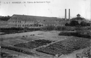 La fàbrica del Remei durant el primer decenni del segle XX, a l'indret on ara hi ha la Fàbrica Nova. Va ser feta construir l'any 1894 al camí del Remei, en un indret ple de camps de regadiu que s'estenien als marges del torrent de Sant Ignasi, pels fabricants barcelonins Eusebi Serra i Clarós, i Manuel Bertrand i Sales, els quals a Manresa ja venien explotant la fàbrica de les Fontetes, al torrent de Sant Ignasi. Poc després de la seva posada en funcionament, va protagonitzar un dels episodis més tensos de les vagues del 1897. Tot i la virtut de només estar accionada per la força del vapor, en aquells moments passà a ser la fàbrica més gran de Manresa.
Procedència: Arxiu Comarcal del Bages