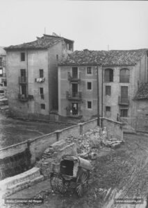 L'ampliació de la fàbrica Bertrand i Serra va comportar la necessitat de la remodelació urbanística del carrer, de la plaça del Remei i de l'actual passatge de la Mesquita, tal com ho testimonia aquesta imatge del 1927 en què s'observen les cases que van ser enderrocades. 
Procedència: Arxiu Jaume Pons i Agulló.