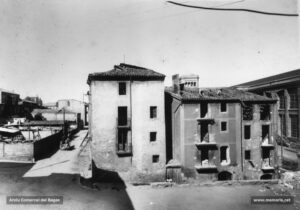 L'ampliació de la fàbrica Bertrand i Serra va comportar la necessitat de la remodelació urbanística del carrer, de la plaça del Remei i de l'actual passatge de la Mesquita, tal com ho testimonia aquesta imatge del 1927 en què s'observen les cases que van ser enderrocades. 
Procedència: Arxiu Comarcal del Bages