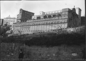 Façana lateral de la Cova de Sant Ignasi. Edifici d'estil barroc, la construcció del qual s'inicià el 1760. Les obres de l'exterior s'acabaren l'any 1763. Durant el període de 1860 a 1864 foren portades a terme les obres d'acondicionament dels interiors i la decoració.
Procedència: Arxiu Jaume Pons i Agulló