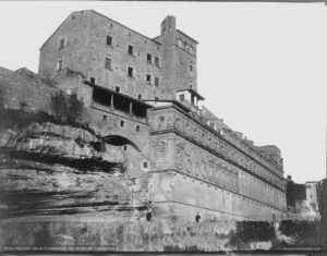 El conjunt de la Cova de Sant Ignasi tal com era abans del 1894, any en què s'iniciaren les obres de construcció de l'actual Casa d'Exercicis. A l'esquerra podem veure l'antiga residència dels jesuïtes i, en primer terme, la façana meridional del complex religiós format per la Cova (segle XVII), l'avantcova (1735) i l'església (1750-1763). 
Procedència: Arxiu Històric de la Companyia de Jesús de Catalunya