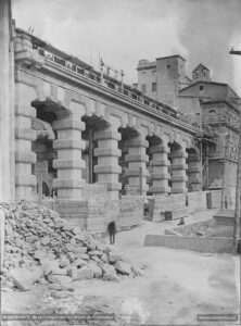 Fotografia de les obres de construcció de la nova casa de tercera provació (l'actual Casa d'Exercicis). Les obres s'iniciaren el 27 de juliol de 1894 i van ser finançades per Dolors Serra i de Chopitea, vídua de Pons. El nou edifici estableix una connexió interior perfecta amb la Cova -a través de la sagristia- i amb la Casa antiga. D'altra banda, un pati de llum separa l'església i el nou edifici. Les fotografies evidencien la dificultat que devia comportar l'edificació, en assentar un edifici d'aquesta envergadura en una topografia tan difícil.
Procedència: Arxiu Històric de la Companyia de Jesús de Catalunya.