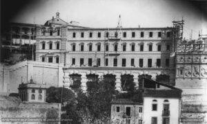 Fotografia de les obres de construcció de la nova casa de tercera provació (l'actual Casa d'Exercicis). Les obres s'iniciaren el 27 de juliol de 1894 i van ser finançades per Dolors Serra i de Chopitea, vídua de Pons. El nou edifici estableix una connexió interior perfecta amb la Cova -a través de la sagristia- i amb la Casa antiga. En les obres de l'actual Casa d'Exercicis treballaren ininterrompudament uns 140 obrers, de tal manera que la construcció fou molt ràpida. La benedicció del nou edifici es va dur a terme el 21 de setembre de 1896, en una senzilla cerimònia de caràcter religiós, sense que les autoritats municipals hi fossin presents.
Procedència: Arxiu Històric de la Companyia de Jesús de Catalunya.