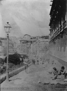 Fotografia de les obres de construcció de la nova casa de tercera provació (l'actual Casa d'Exercicis). Les obres s'iniciaren el 27 de juliol de 1894 i van ser finançades per Dolors Serra i de Chopitea, vídua de Pons. El nou edifici estableix una connexió interior perfecta amb la Cova -a través de la sagristia- i amb la Casa antiga. En les obres de l'actual Casa d'Exercicis treballaren ininterrompudament uns 140 obrers, de tal manera que la construcció fou molt ràpida. La benedicció del nou edifici es va dur a terme el 21 de setembre de 1896, en una senzilla cerimònia de caràcter religiós, sense que les autoritats municipals hi fossin presents.
Procedència: Arxiu Històric de la Companyia de Jesús de Catalunya.