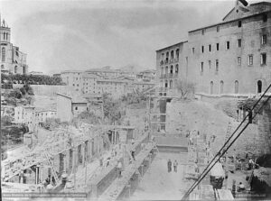 Fotografia de les obres de construcció de la nova casa de tercera provació (l'actual Casa d'Exercicis). Les obres s'iniciaren el 27 de juliol de 1894 i van ser finançades per Dolors Serra i de Chopitea, vídua de Pons. El nou edifici estableix una connexió interior perfecta amb la Cova -a través de la sagristia- i amb la Casa antiga. En les obres de l'actual Casa d'Exercicis treballaren ininterrompudament uns 140 obrers, de tal manera que la construcció fou molt ràpida. La benedicció del nou edifici es va dur a terme el 21 de setembre de 1896, en una senzilla cerimònia de caràcter religiós, sense que les autoritats municipals hi fossin presents.
Procedència: Arxiu Històric de la Companyia de Jesús de Catalunya.